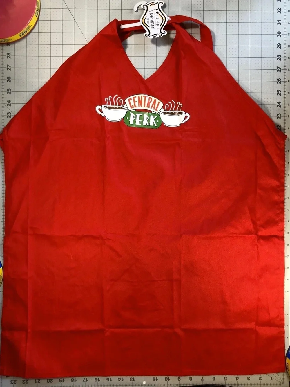 Central Perk Cafe Red V-Neck Apron Friends TV Show One Size Fits Most NEW NWT